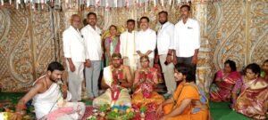 చిత్రం న్యూస్, ఓదెల; పెద్దపెల్లి జిల్లా ఓదెల మండల కేంద్రంలో మారుతి ఫంక్షన్ హాల్లో శ్రీరామోజు లావణ్య శ్రీనివాసుల ప్రథమ పుత్రిక స్నేహ హరీష్ చారిల పెళ్లి వేడుకకు ఓదెల తాజా మాజీ జెడ్పిటిసి గంట రాములు యాదవ్ హాజరయ్యారు. నూతన వధూవరులను ఆశీర్వదించి శుభాకాంక్షలు తెలిపారు. వీరి వెంట పోలోజు రమేష్, నరేష్, తదితరులు ఉన్నారు.