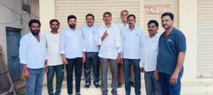 *28న తెలంగాణ ఉద్యమకారులకు ఘన సన్మానం*

**తెలంగాణ ఉద్యమకారులు భారీగా తరలి రావాలని పిలుపు*

 *చిత్రం న్యూస్ , ఓదెల;* 
ఈనెల 28న పెద్దపల్లి జిల్లా కేంద్రంలో తెలంగాణ ఉద్యమకారులకు ఘనంగా సన్మాన కార్యక్రమాన్ని ఏర్పాటు చేసినట్లు తెలంగాణ ఉద్యమకారుల ఫోరం పెద్దపెల్లి జిల్లా అధ్యక్షులు గుండేటి ఐలయ్య అన్నారు.  జిల్లాలో ఉన్న ప్రతి తెలంగాణ ఉద్యమ నాయకులు , నాయకురాలు హాజరై విజయవంతం చేయాలని పిలుపునిచ్చారు. ఓదెల మండల కేంద్రంలో ఏర్పాటు చేసిన విలేకరుల సమావేశంలో ఆయన మాట్లాడారు.
 ఈ కార్యక్రమానికి ముఖ్యఅతిథిగా రాష్ట్ర మంత్రి దుద్దిళ్ళ శ్రీధర్ బాబు , పెద్దపెల్లి శాసనసభ్యులు చింతకుంట విజయ రమణరావు, రామగుండం శాసనసభ్యులు మక్కన్ సింగ్ రాజ్ ఠాకూర్ ,ధర్మపురి శాసనసభ్యులు లక్ష్మణ్ కుమార్ , చెన్నూరు శాసనసభ్యులు వివేక్ వెంకటస్వామి ,పార్లమెంట్ సభ్యులు గడ్డం వంశీకృష్ణ  , తెలంగాణ ఉద్యమకారుల ఫోరం రాష్ట్ర అధ్యక్షులు డాక్టర్ చీమ శ్రీనివాస్ తదితర ప్రముఖులు హాజరవుతారన్నారు. కావున జిల్లాలో ఉన్న ఉద్యమకారులు భారీగా తరలి వచ్చి తమ ఐక్యతను తెలియజేయాలని కోరారు. జూన్ 2న తెలంగాణ ఆవిర్భావ దినోత్సవం సందర్భంగా తెలంగాణ ఉద్యమకారులకు రాష్ట్ర ముఖ్యమంత్రి రేవంత్ రెడ్డి తీపి కబురు చెప్పాలని కోరారు.
ఈ కార్యక్రమంలో ఉద్యమ నాయకులు ఆళ్ల శ్రీనివాస్ రెడ్డి , చర్లపల్లి సురేష్ గౌడ్ , పలకల నరసింహా రెడ్డి , నూతి శంకర్ ,కందుల అశోక్ ,వేల్పుల కుమార్ , బూరుగుపల్లి పుల్లారెడ్డి , లక్ష్మయ్య తదితరులు పాల్గొన్నారు.