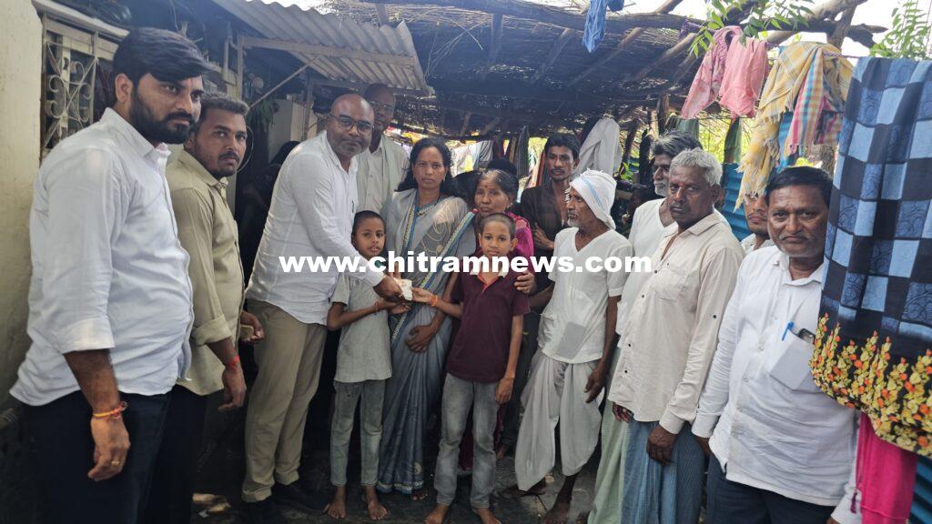 బాధిత కుటుంబాలకు ఆర్థిక సాయం అందజేసిన ముడుపు మౌనిష్ రెడ్డి