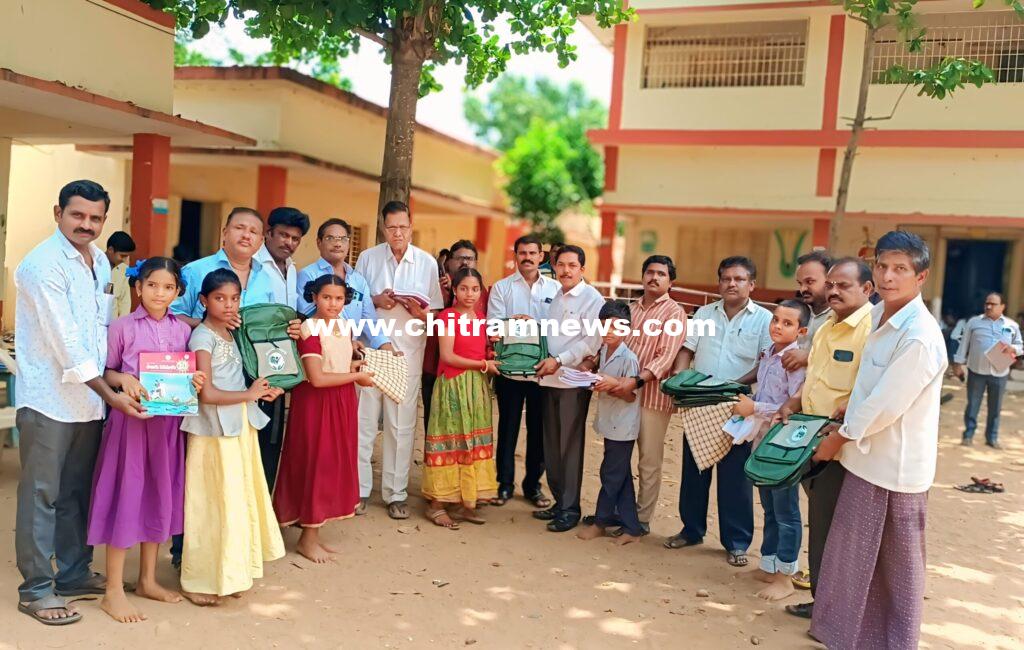 లక్కవరంలో పాఠ్యపుస్తకాలు పంపిణీ