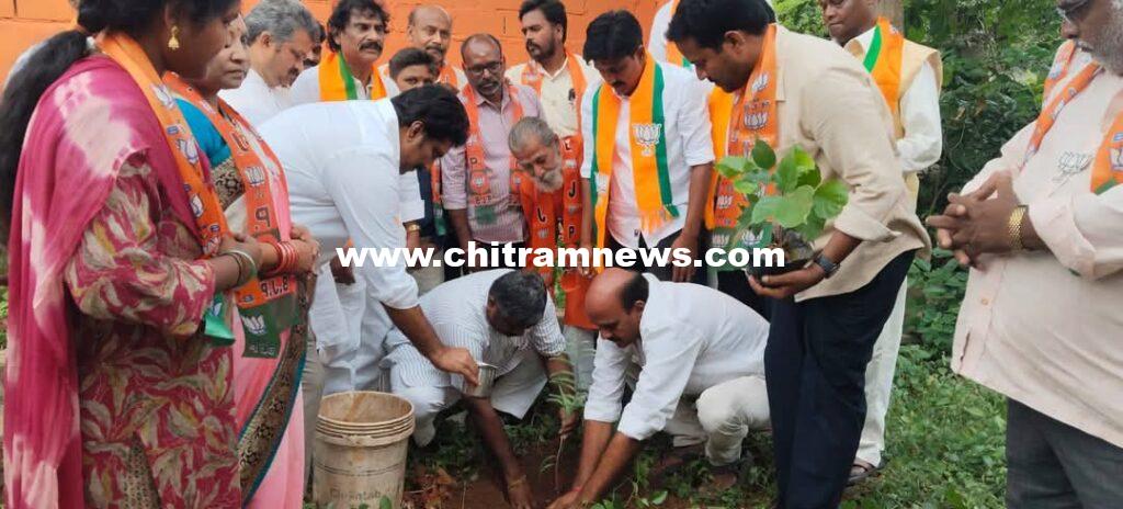 పెద్దాపురం బీ జే పీ కార్యాలయంలో మొక్కలు నాటిన రాష్ట్ర సంఘటన మంత్రి మధుకర్ 