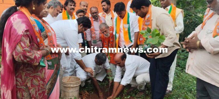 పెద్దాపురం బీ జే పీ కార్యాలయంలో మొక్కలు నాటిన రాష్ట్ర సంఘటన మంత్రి మధుకర్ 