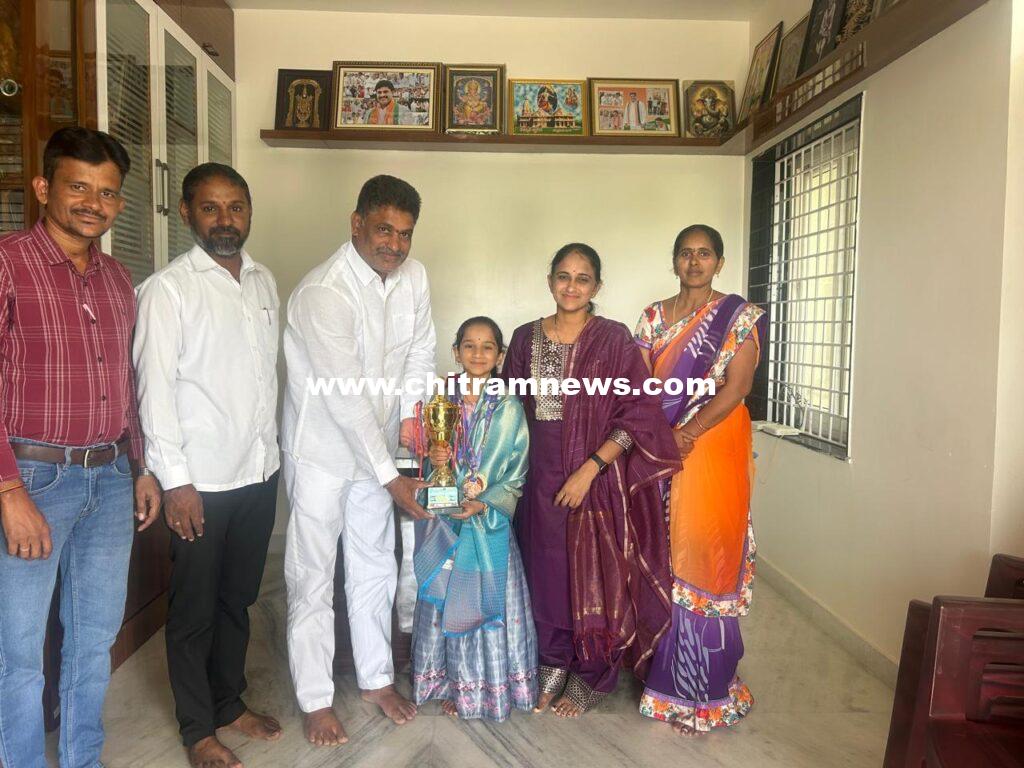 కూచిపూడి పోటీల్లో హుజురాబాద్ చిన్నారి నిర్విరెడ్డికి ప్రథమ స్థానం