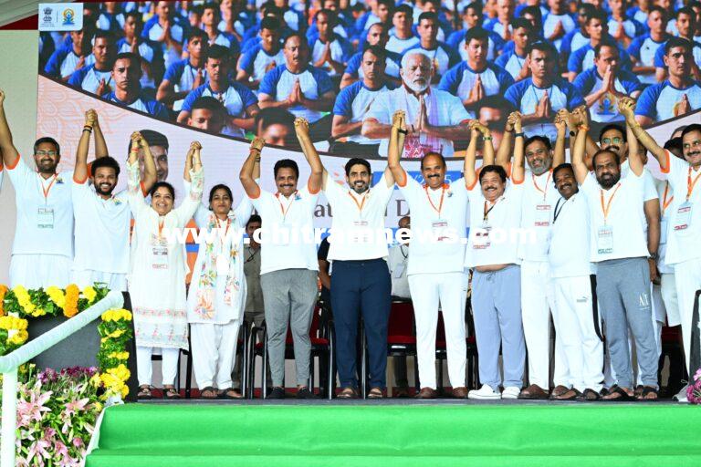 విశాఖ సముద్ర తీరాన ఘనంగా అంతర్జాతీయ యోగా దినోత్సవం