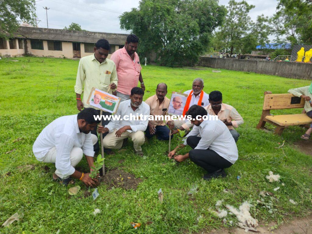 జైనథ్ ప్రాథమిక ఆరోగ్య కేంద్రంలో మొక్కలు నాటిన బీజేపీ నేతలు