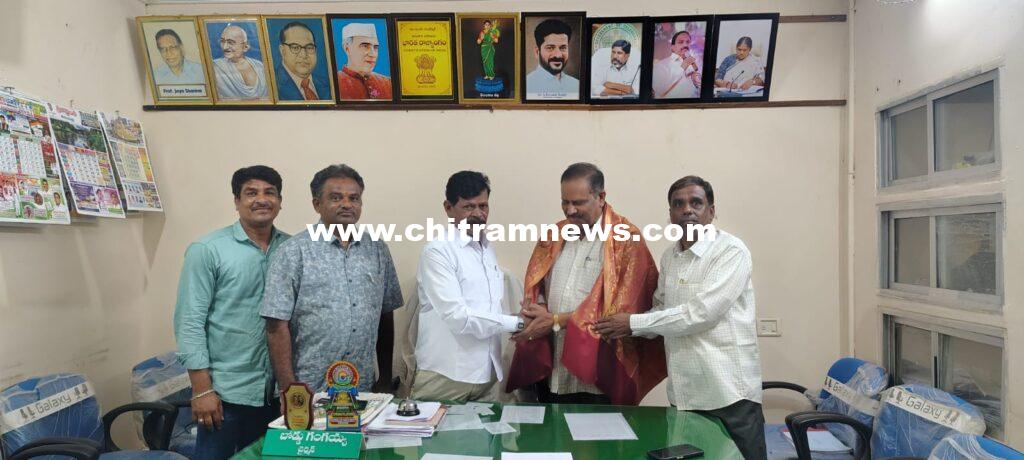 మార్కెట్ యార్డులో అభివృద్ధి పనులకు కొలతలు చేపట్టిన అధికారులు