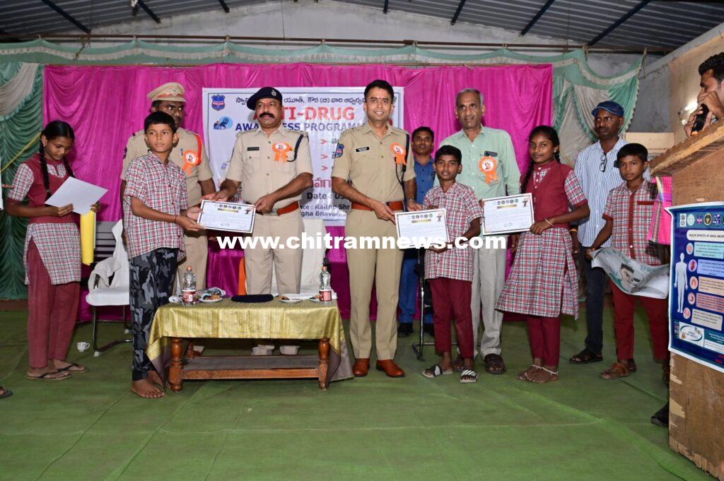 యువత చెడు వ్యసనాల బారిన పడకుండా ఉండాలి