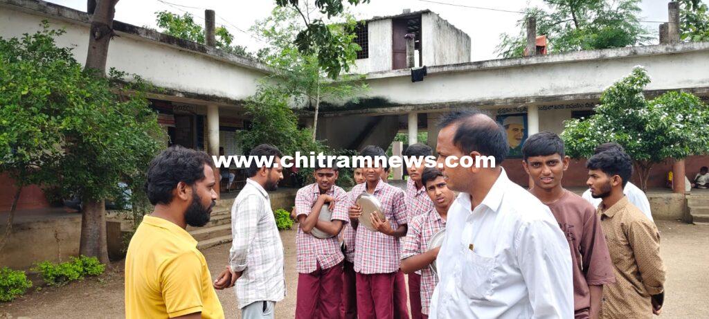 ఎస్టీ హాస్టల్ లో  నాణ్యమైన భోజనం అందించాలి