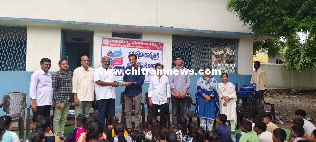 విద్యార్థులకు ప్లేట్ల పంపిణీ