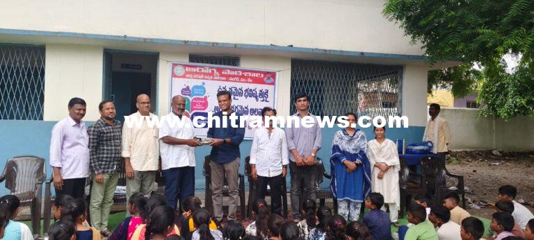 విద్యార్థులకు ప్లేట్ల పంపిణీ