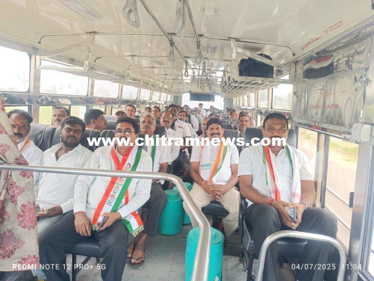 కాంగ్రెస్ ఆత్మీయ సమ్మేళనానికి బయలుదేరిన సైదాపూర్ మండల కాంగ్రెస్ నాయకులు