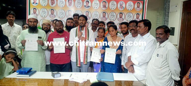 సీఎం రిలీఫ్ ఫండ్ చెక్కుల పంపిణీ 