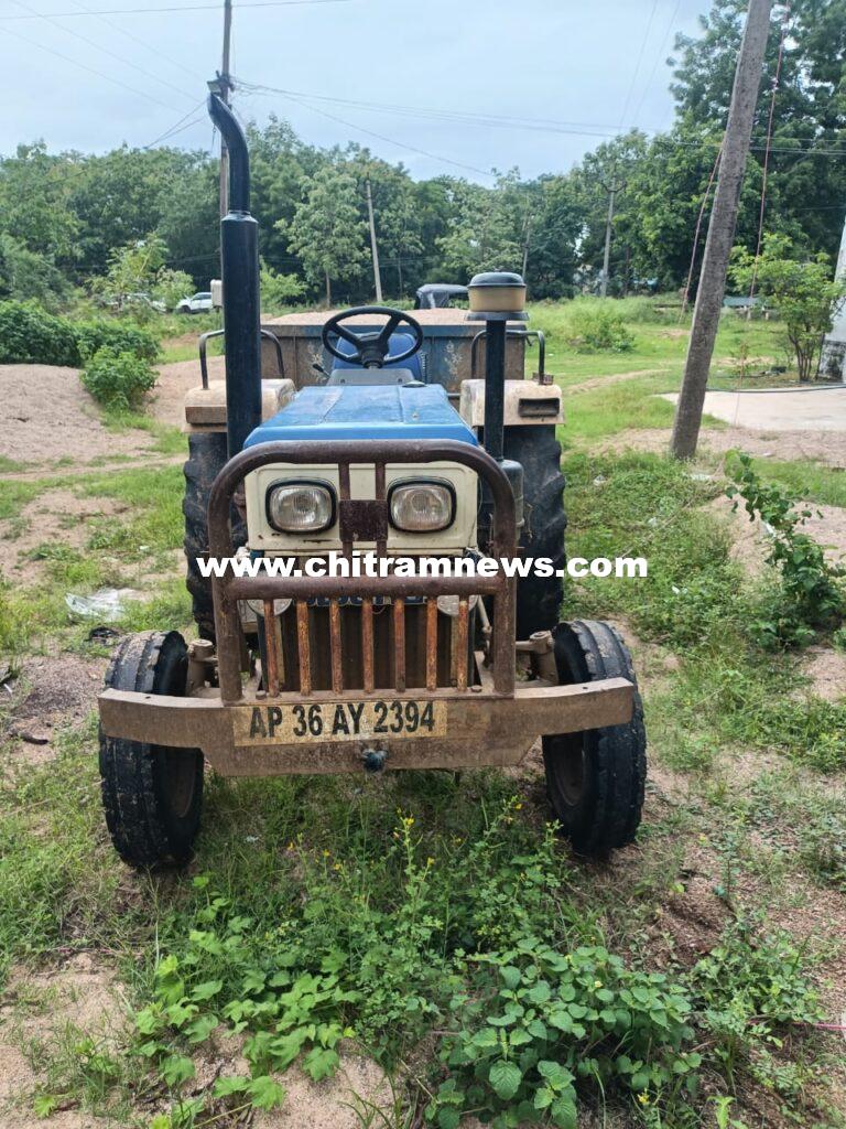 ఇసుక ట్రాక్టర్ పట్టివేత