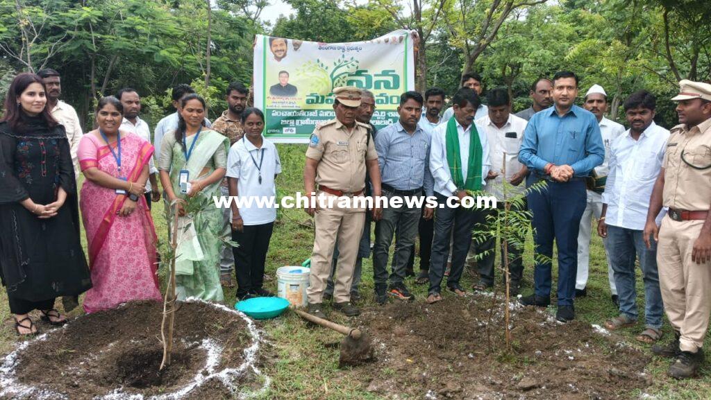 ఉద్యమంలా వన మహోత్సవాన్ని నిర్వహించండి -జిల్లా కలెక్టర్ రాజర్షి షా