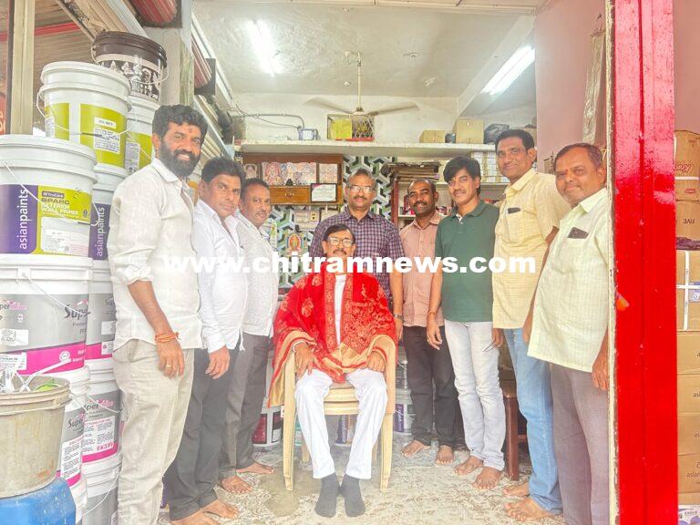 గురువుని సన్మానించిన పూర్వ విద్యార్థులు