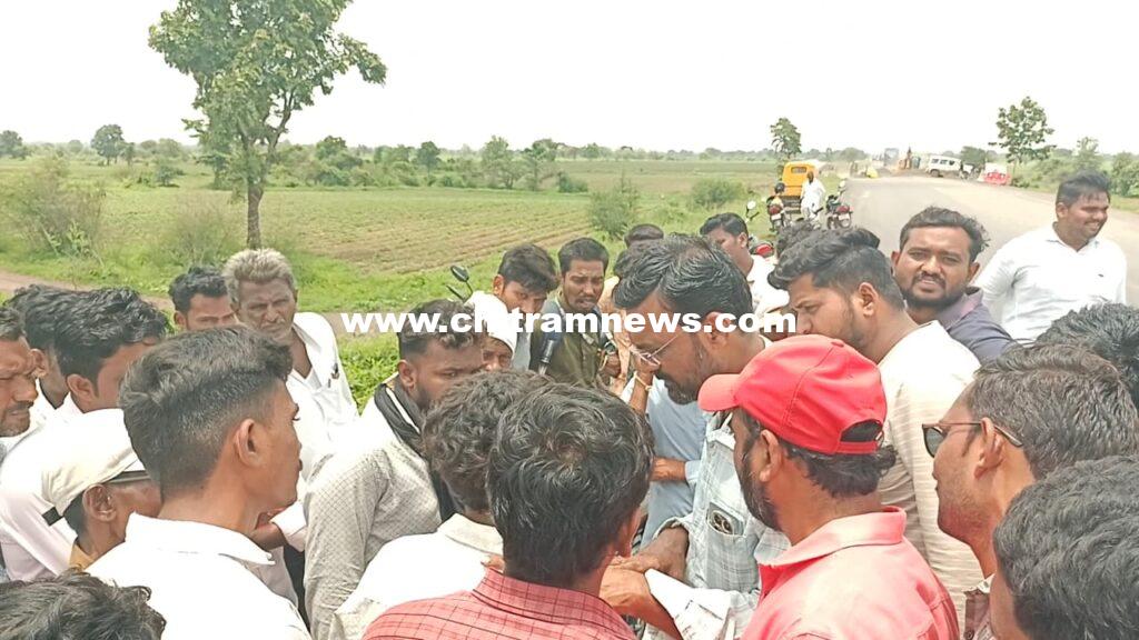 బైక్ దొంగలను పట్టుకొని పోలీసులకు అప్పగింత