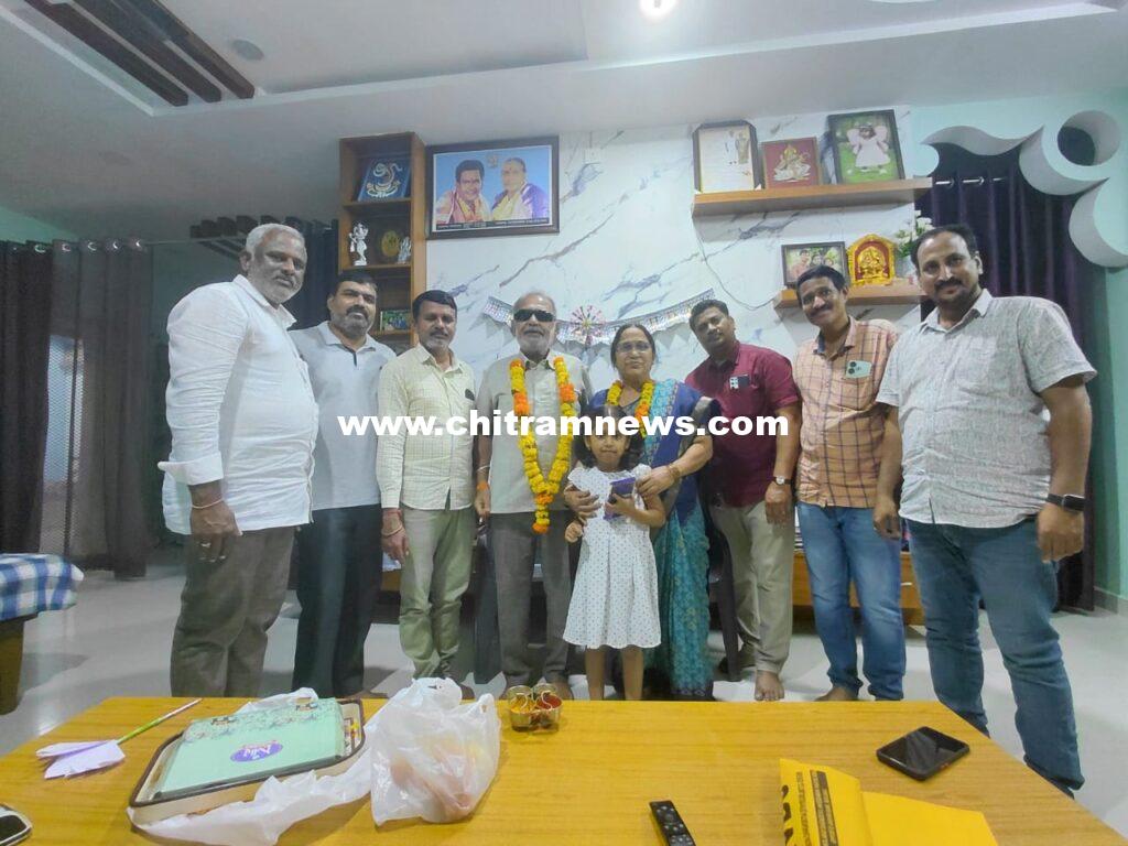 గురువును సన్మానించిన పూర్వ విద్యార్థులు