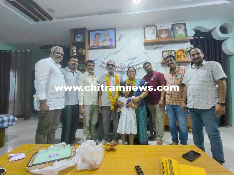 గురువును సన్మానించిన పూర్వ విద్యార్థులు