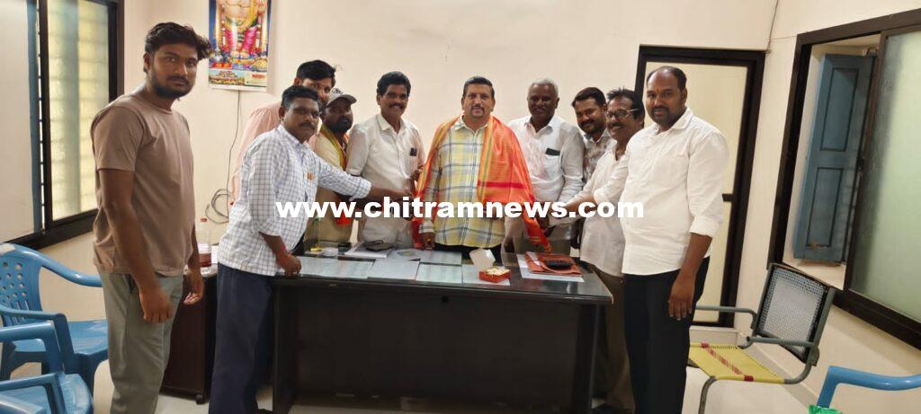 ఎంపీడీవోకు బీజేపీ నాయకుల సన్మానం