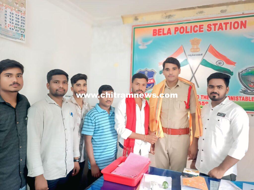 బేల ఎస్ఐ మధు కృష్ణను కలిసిన భజరంగ్ దళ్ నాయకులు