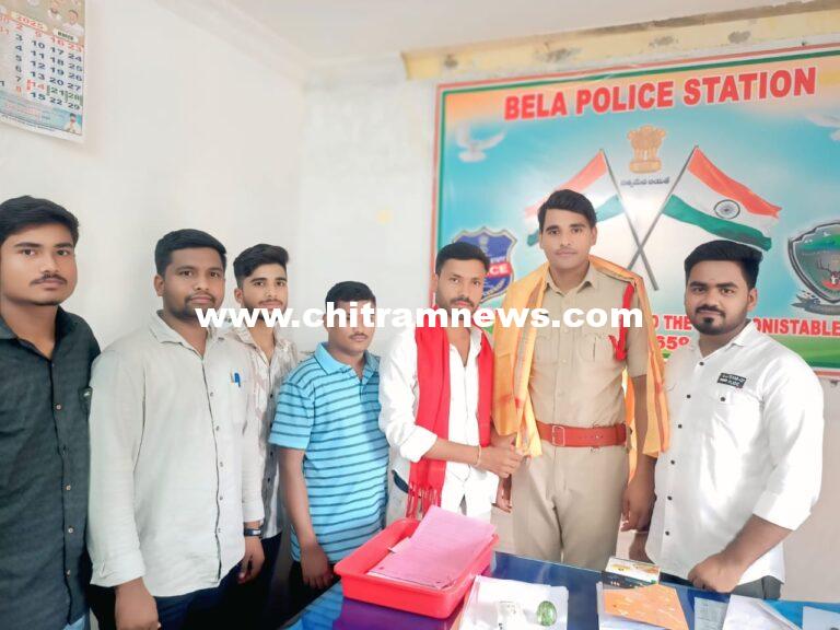 బేల ఎస్ఐ మధు కృష్ణను కలిసిన భజరంగ్ దళ్ నాయకులు