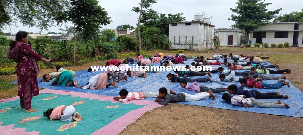 ఆరోగ్య పాఠశాలలో యోగా కార్యక్రమం