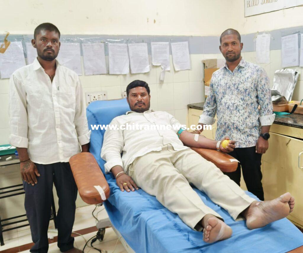 కిడ్నీ వ్యాధితో బాధపడుతున్న యువకుడికి సామ రూపేష్ రెడ్డి రక్తదానం