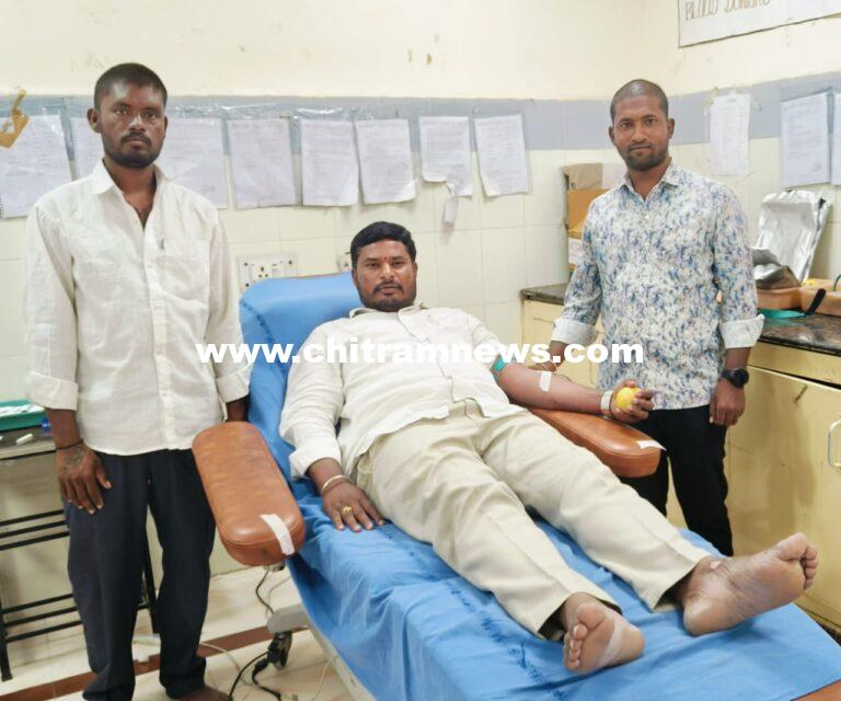 కిడ్నీ వ్యాధితో బాధపడుతున్న యువకుడికి సామ రూపేష్ రెడ్డి రక్తదానం
