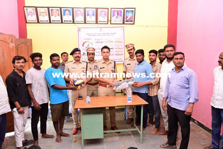 సరిహద్దు గ్రామాల ప్రజలు అక్రమ రవాణాను అడ్డుకోవాలి -జిల్లా ఎస్పీ అఖిల్ మహాజన్ 