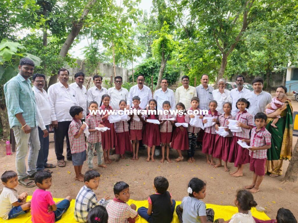 ప్రభుత్వ బడి పిల్లలకు వైట్ యూనిఫామ్ పంపిణీ చేసిన ఉపాధ్యాయుడు ప్రకాష్