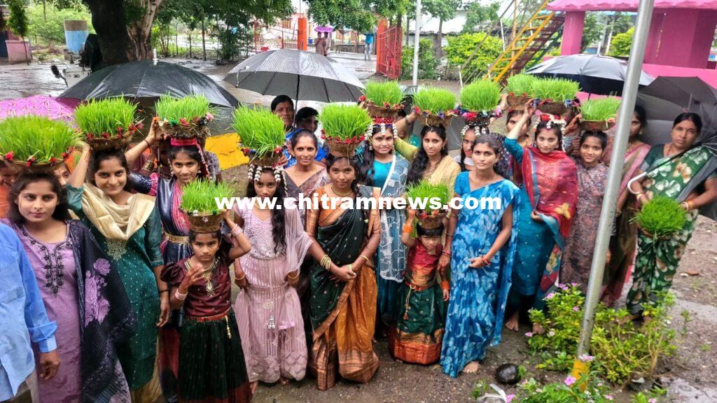 బోథ్ మండలం బాబేర తండాలో  ఘనంగా తీజ్ పండుగ