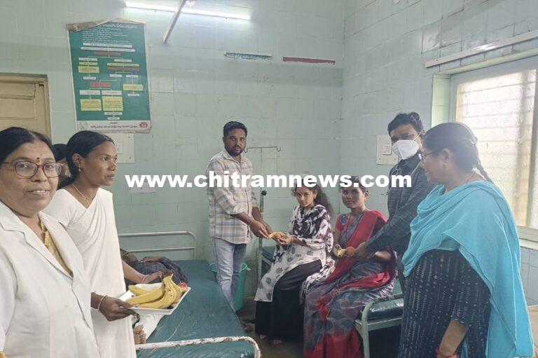 మాజీ ముఖ్యమంత్రి  వైయస్ రాజశేఖర్ రెడ్డి జయంతి  సందర్భంగా పండ్లు పంపిణీ