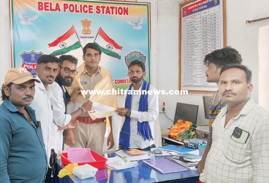 బేల ఎస్ఐను సన్మానించిన ఎమ్మార్పీఎస్ నాయకులు