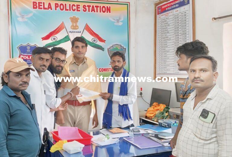 బేల ఎస్ఐను సన్మానించిన ఎమ్మార్పీఎస్ నాయకులు