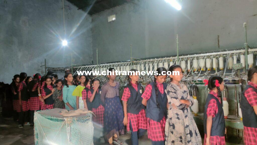 క్షేత్ర పర్యటనకు విద్యార్థులు