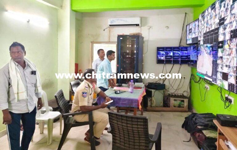 స్కూటీ డిక్కీ నుంచి రూ.5 లక్షల అపహరణ