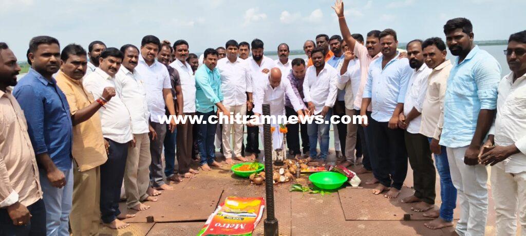 గడ్డెన్న వాగు ప్రాజెక్ట్ నీటి విడుదల చేసిన ఎమ్మెల్యే రామారావ్ పటేల్