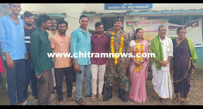 ఆర్మీ జవాన్ కి ఘన స్వాగతం పలికిన గ్రామస్థులు