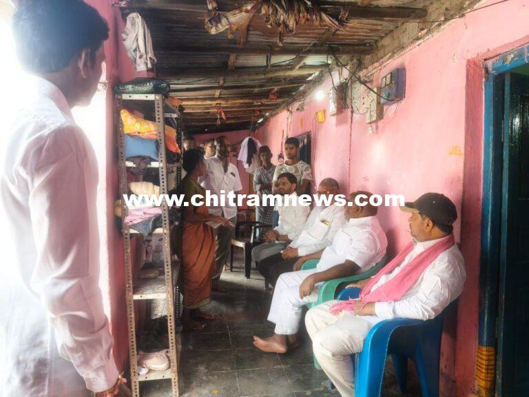 బాధిత పలు కుటుంబాలను పరామర్శించిన మాజీ మంత్రి జోగు రామన్న 