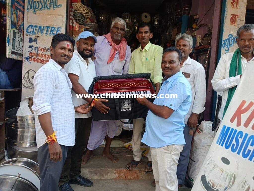 భజన మండలికి హార్మోనియం అందజేత