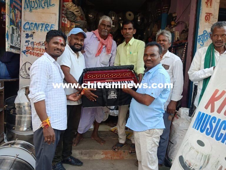 భజన మండలికి హార్మోనియం అందజేత