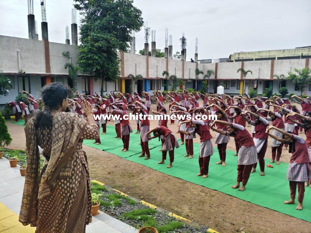 ఆదర్శ పాఠశాలలో యోగ శిక్షణ కార్యక్రమాలు
