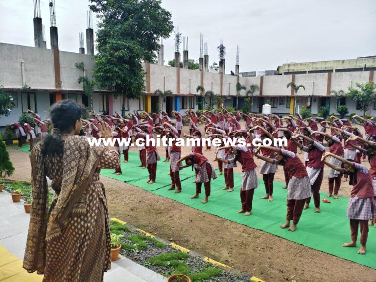 ఆదర్శ పాఠశాలలో యోగ శిక్షణ కార్యక్రమాలు