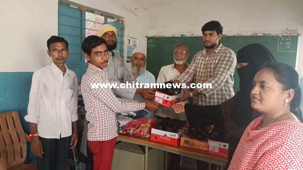 విద్యార్థులకు దుస్తులు, షూ ల పంపిణీ