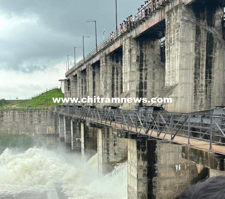 గడ్డెన్న వాగు ప్రాజెక్టు రెండు గేట్లు ఎత్తి దిగువకు నీటి విడుదల