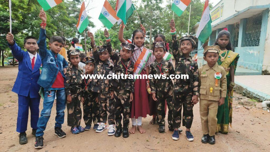 ఘనంగా స్వాతంత్ర్య దినోత్సవ వేడుకలు.. జెండా ఎగురవేసిన హెచ్ఎం రాధిక