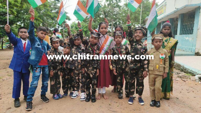 ఘనంగా స్వాతంత్ర్య దినోత్సవ వేడుకలు.. జెండా ఎగురవేసిన హెచ్ఎం రాధిక