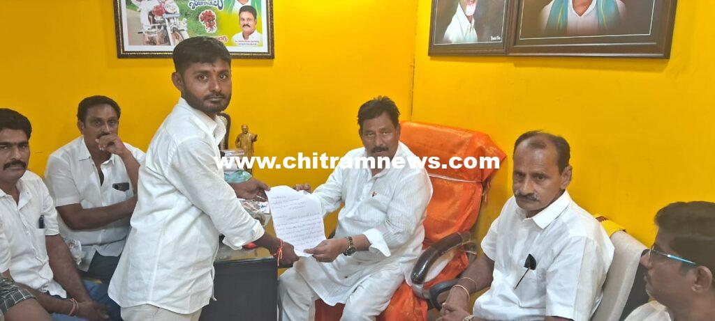 నిధులు కేటాయించాలని ఎమ్మెల్యే చిన రాజప్పకు వినతి