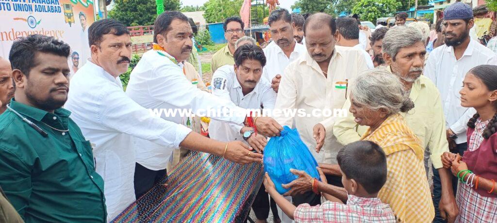 నిరుపేదలకు నిత్యవసర సరుకులు పంపిణీ