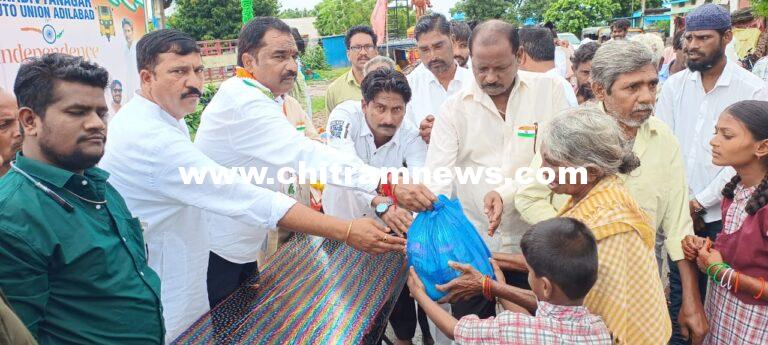 నిరుపేదలకు నిత్యవసర సరుకులు పంపిణీ